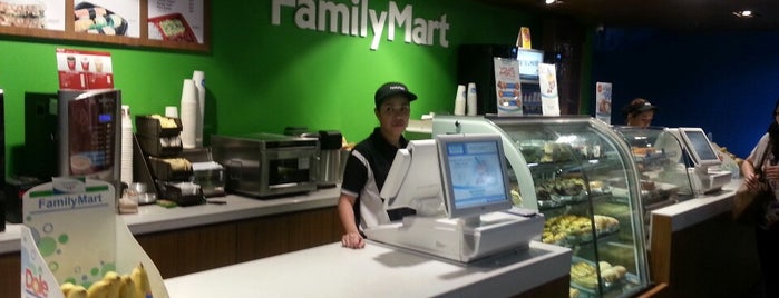 FamilyMart is one of Tempat yang Disukai Naporn.