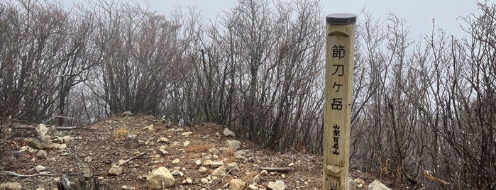 節刀ケ岳山頂 is one of 山梨百名山.