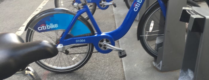 Citi Bike Station is one of Rich'in Beğendiği Mekanlar.