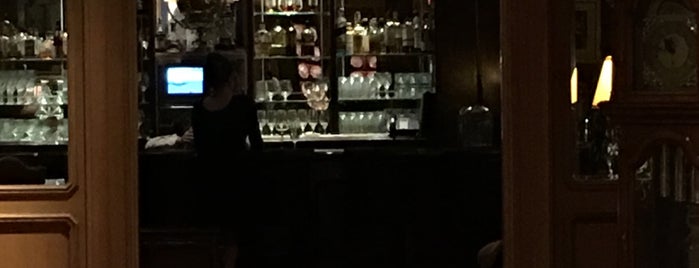 Windsor Court Cocktail Bar is one of Locais curtidos por Rich.