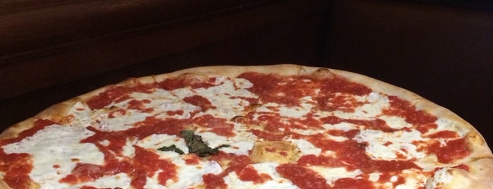 Grimaldi's Coal Fired Pizzeria is one of Posti che sono piaciuti a Lizzie.