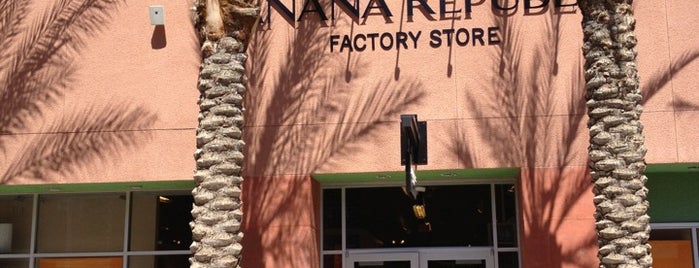 Banana Republic Factory Store is one of Lugares favoritos de Mike.