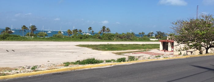 Aeropuerto de Isla Mujeres (ISJ) is one of Aeropuertos.