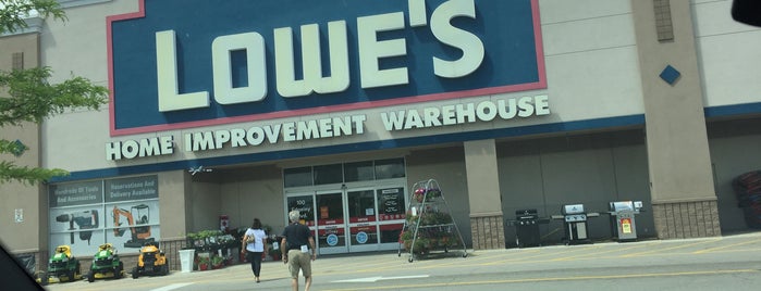 Lowe's is one of Lugares favoritos de Jess.