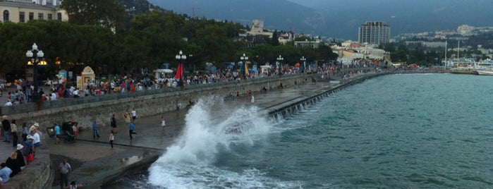 Jalta is one of Orte, die Anastasiya gefallen.