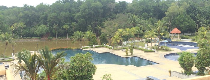 Melaka Puteri Resort is one of where to stay!!.