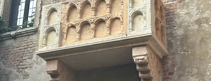 Balcony of Romeo and Juliet is one of verhona.