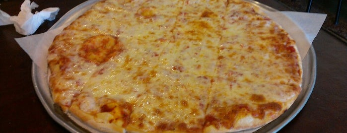 Nancy's Pizza is one of Lugares favoritos de Noah.
