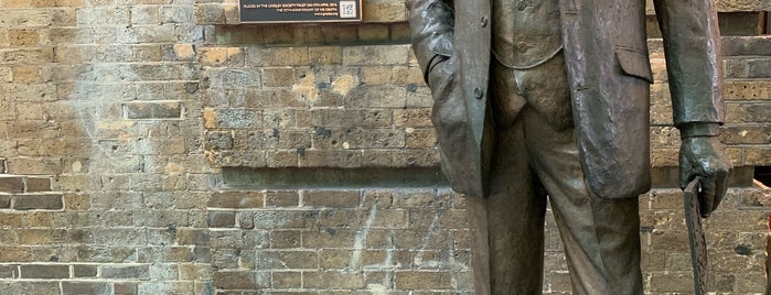 Sir Nigel Gresley Statue is one of Londýn.