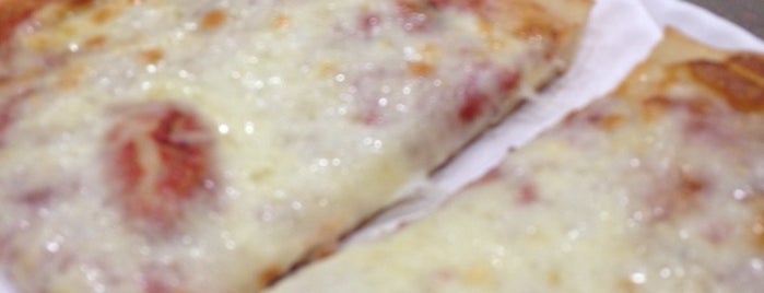 J & S Pizza is one of Neq'in Kaydettiği Mekanlar.