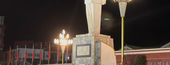 Chairman Mao Statue is one of 丽江.
