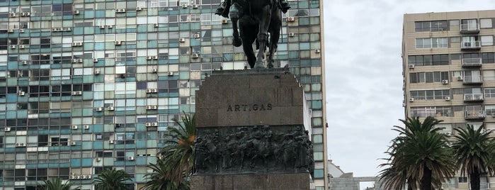 Monumento Artigas a caballo is one of Locais curtidos por Alberto J S.