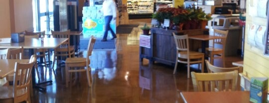 Whole Foods Market is one of Lugares favoritos de marco.