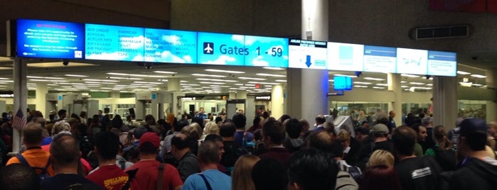 TSA Pre Gates 1-59 is one of Orte, die Lindsaye gefallen.