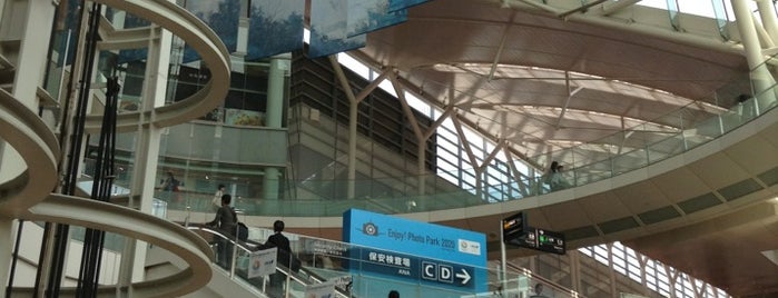 Terminal 2 is one of 東京国際空港 / 羽田空港 (Tokyo International Airport).