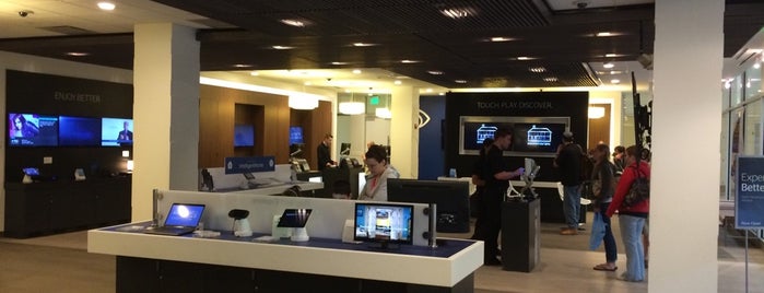 Time Warner Cable Store is one of Lieux qui ont plu à Kristen.