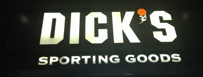 DICK'S Sporting Goods is one of สถานที่ที่ Amy ถูกใจ.