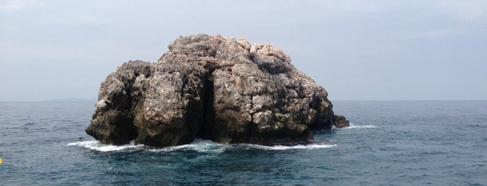 Sail Rock is one of สถานที่ที่ Jim ถูกใจ.