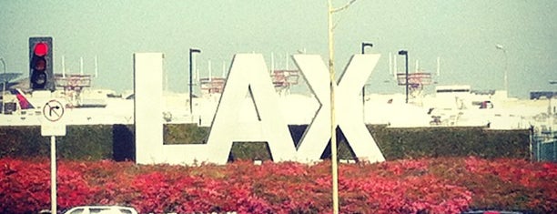 Los Angeles Uluslararası Havalimanı (LAX) is one of TOP LA HOT SPOTS.