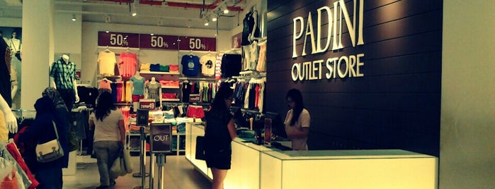 Padini Outlet Store is one of สถานที่ที่ Atif ถูกใจ.