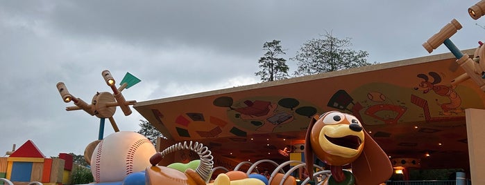 Slinky Dog Spin is one of Tempat yang Disukai Winnie.