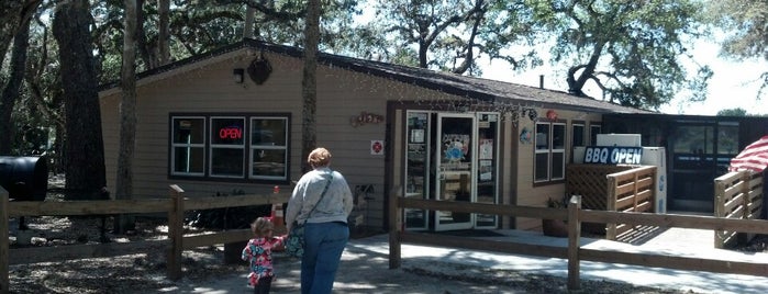 Captain's BBQ, Bait & Tackle is one of Jimmy'in Kaydettiği Mekanlar.