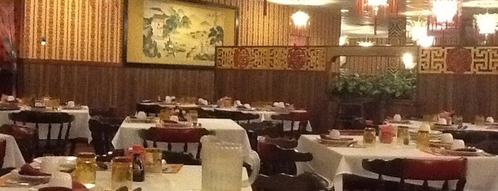 Zom Hee Restaurant & Lounge is one of Kimmie's Saved Places.