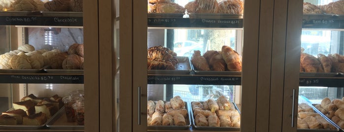 La Monarca Bakery & Cafe is one of Lugares favoritos de Emily.