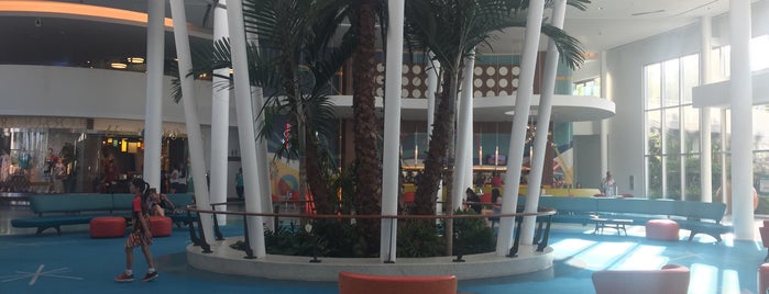 Universal's Cabana Bay Beach Resort is one of Lieux qui ont plu à Luke.