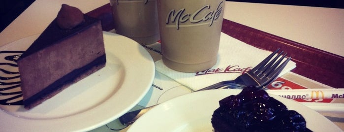 МакКафе / McCafe is one of Tempat yang Disukai Elina.
