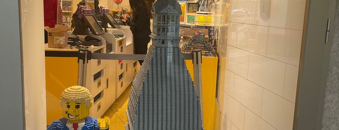 Lego Store is one of Tempat yang Disukai Virgi.