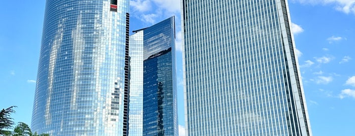 Tour Pacific is one of La Défense.