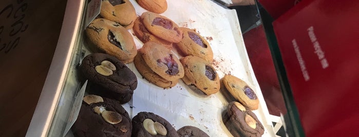Ben's Cookies is one of Onur'un Beğendiği Mekanlar.
