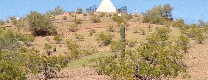 Hunt's Tomb is one of สถานที่ที่ Louise ถูกใจ.