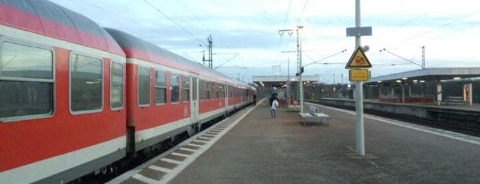 Bahnhof Frankfurt-Niederrad is one of Alvaro'nun Beğendiği Mekanlar.