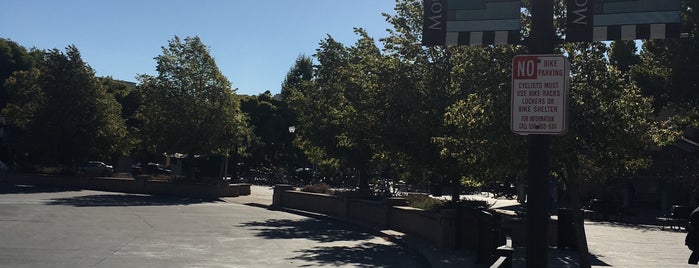 Mountain View Caltrain Station is one of Orte, die Jeena gefallen.