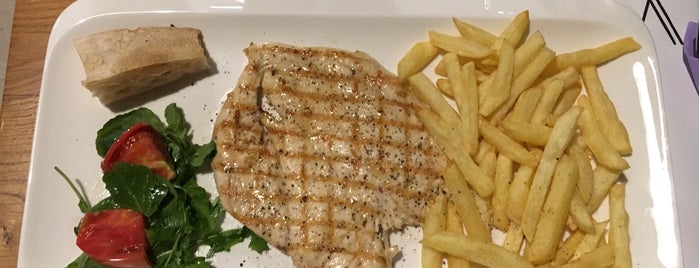 Kasa Grill Bar is one of Tom'un Beğendiği Mekanlar.