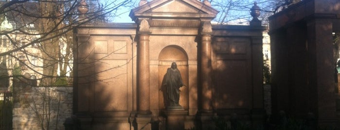 Dorotheenstädtischer Friedhof is one of Tempat yang Disukai Christoph.