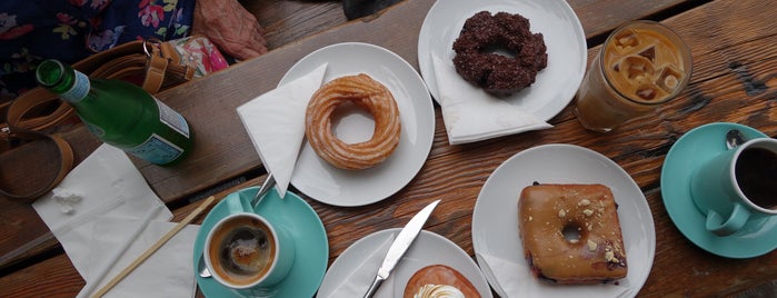 49th Parallel & Lucky's Doughnuts is one of Vancouver, Canada.