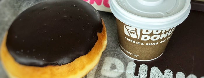 Dunkin' Donuts is one of Tempat yang Disukai Daniel.