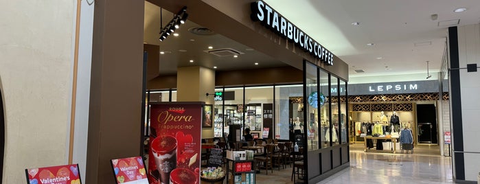 Starbucks is one of 札幌のカフェ.