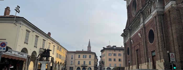 Piazza Duomo is one of Vlad : понравившиеся места.