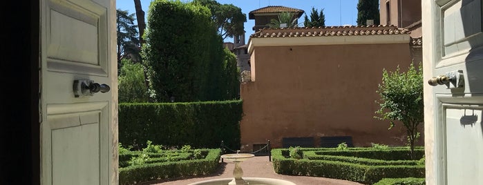 Villa Farnesina is one of Lugares favoritos de Paolo.