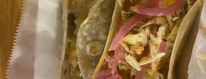 Mojo’s Tacos is one of Lugares favoritos de Clint.
