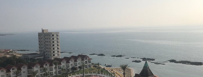 Salamis Bay Conti Resort Hotel is one of Posti che sono piaciuti a Bego.