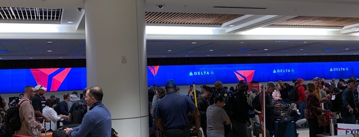 Delta Air Lines Check-in is one of สถานที่ที่ Suz ถูกใจ.