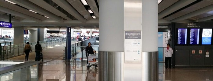 MTR Airport Station is one of Lugares favoritos de Robert.