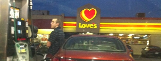 Love's Travel Stop is one of Lugares favoritos de Terry.