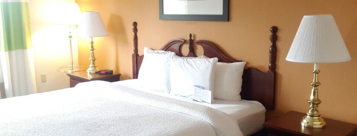 Fairfield Inn & Suites Atlanta Airport North is one of Posti che sono piaciuti a Stacy.