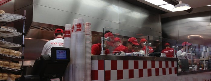 Five Guys is one of Lauraさんのお気に入りスポット.